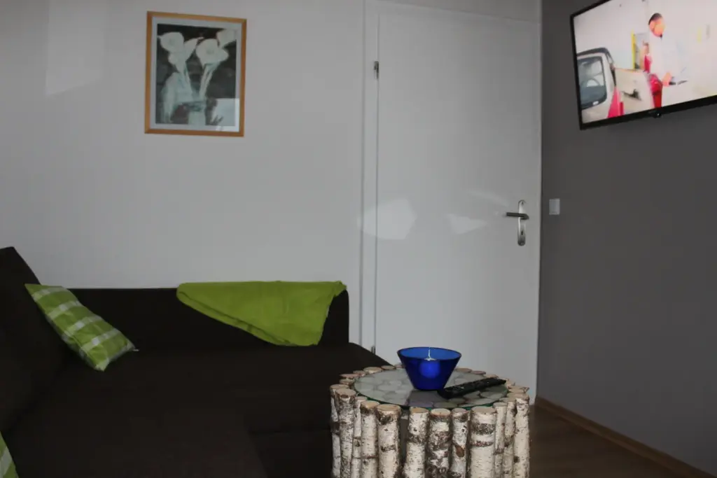 Wohnzimmer detail birkentisch tv 202602 – im Ferienhaus Schau ins Land