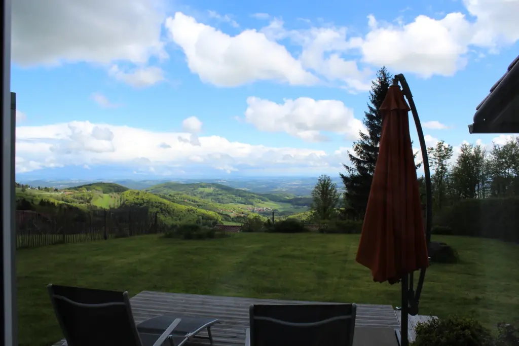 Terrasse Ferienhaus im Sonnenwald mit Aussicht auf grüne Hügel