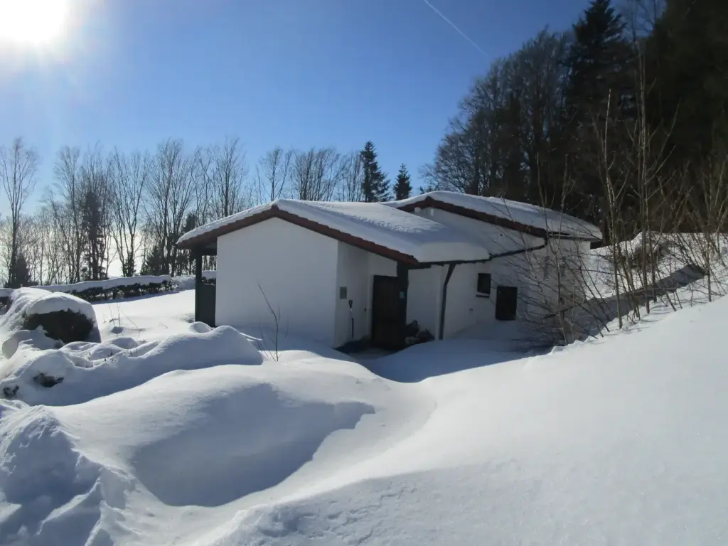 Chalet Waldidyll im tief verschneiten Winter
