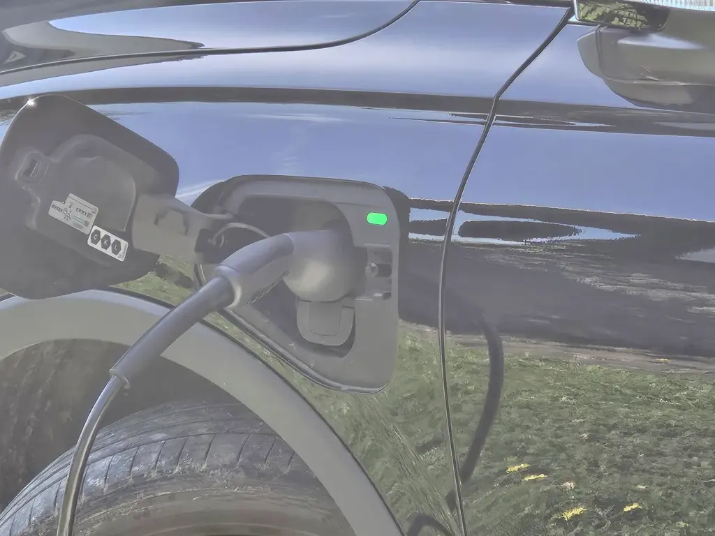 Ferienhaus mit Wallbox – Typ-2-Ladekabel am Elektroauto angeschlossen